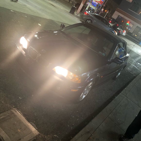 BMW 2001  325i convertible - Picture 3 of 4